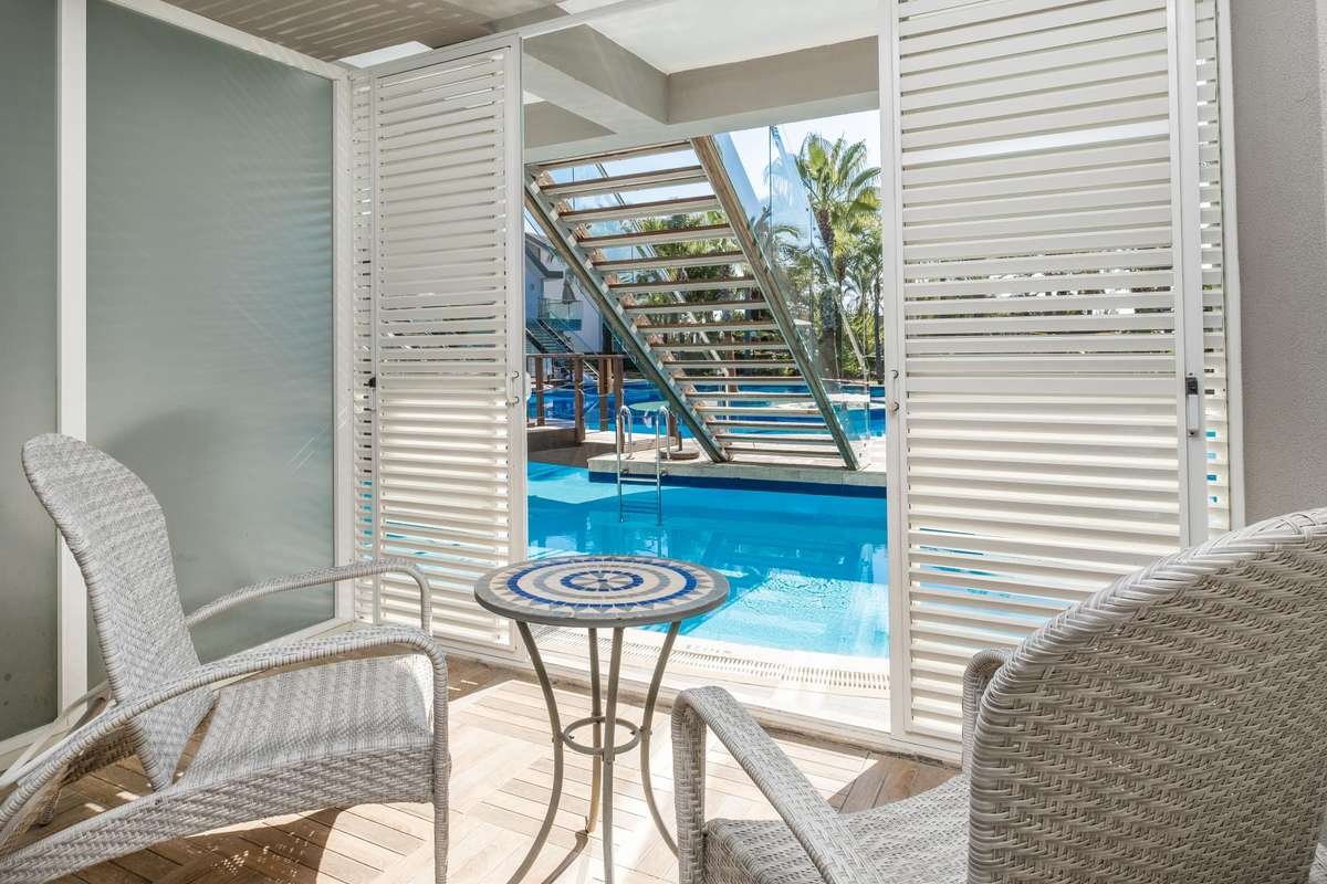 Swim Up Room